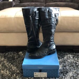 Vera Wang black leather zipper boots